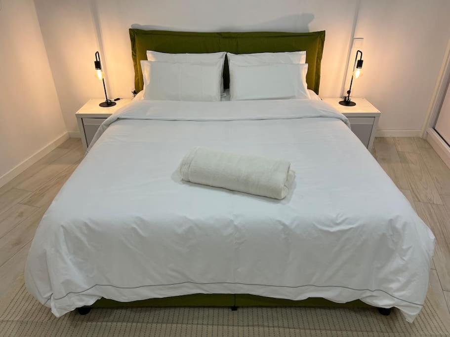 MiMo da Sé في براغانزا: سرير ابيض كبير ومخدة بيضاء عليه