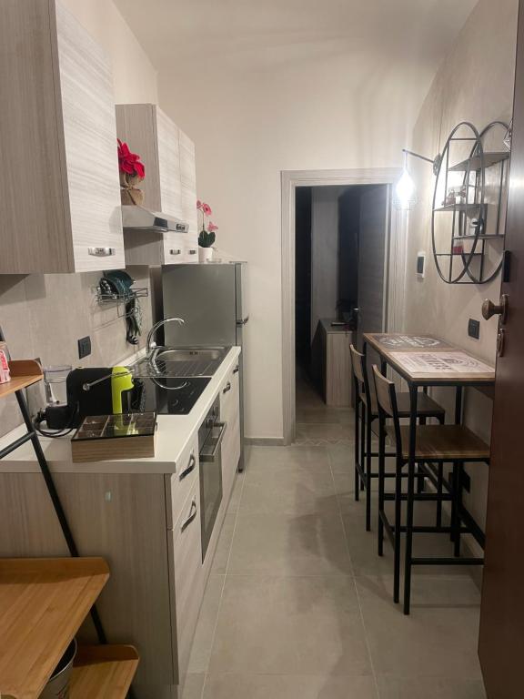 Kuchyňa alebo kuchynka v ubytovaní HappyHome Bilocale centro storico Rivarolo Canavese