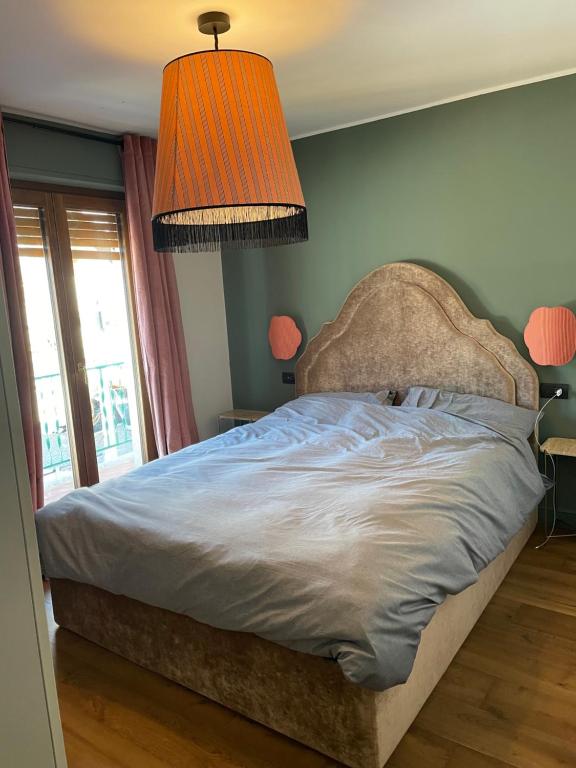 ein Schlafzimmer mit einem großen Bett mit einer orangefarbenen Lampe in der Unterkunft La Casetta di Bice al Villair di Morgex in Morgex