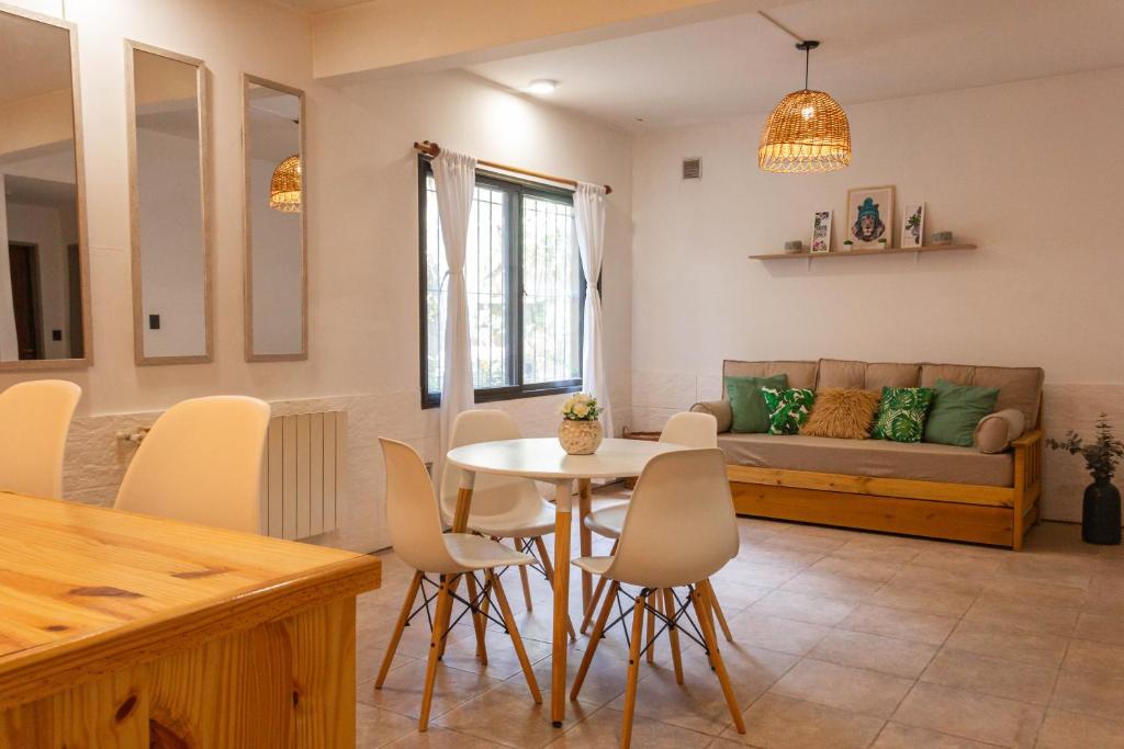 ein Wohnzimmer mit Tisch und Couch in der Unterkunft Departamento Céntrico Belgrano PBE in San Carlos de Bariloche