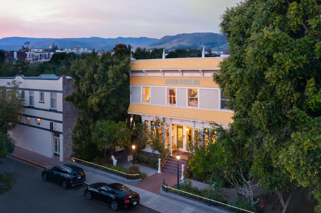 un edificio con coches estacionados frente a él en Garden Street Inn Downtown San Luis Obispo, A Kirkwood Collection Hotel, en San Luis Obispo