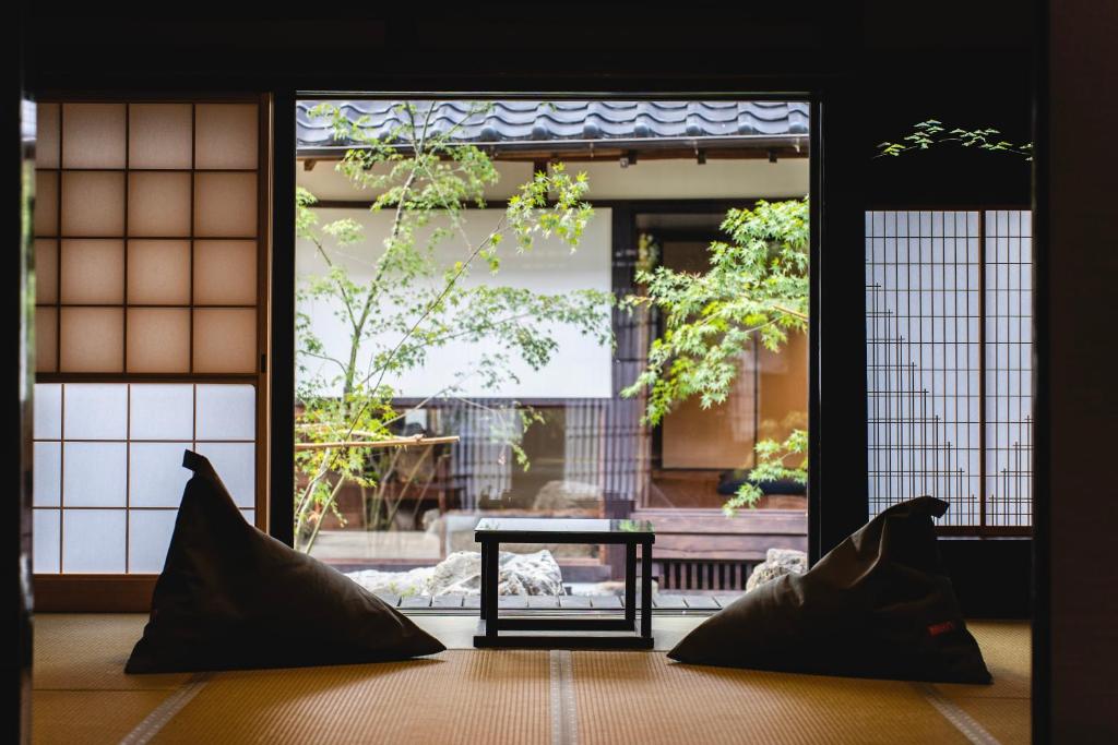 Posezení v ubytování Castle Town Contemporary Ryokan 天籟 - TENRAI -