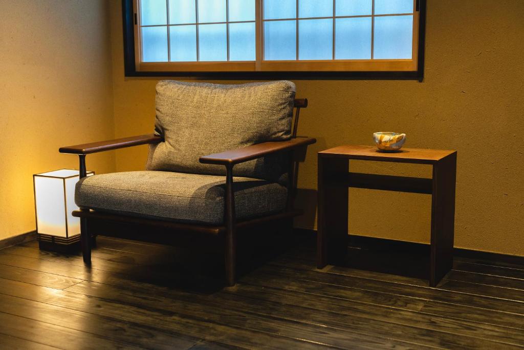 Posezení v ubytování Castle Town Contemporary Ryokan 天籟 - TENRAI -