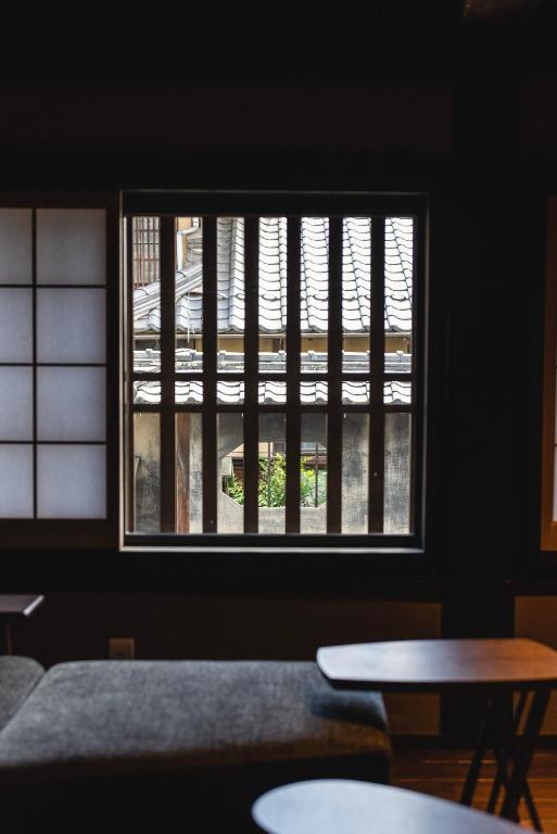 Postel nebo postele na pokoji v ubytování Castle Town Contemporary Ryokan 天籟 - TENRAI -