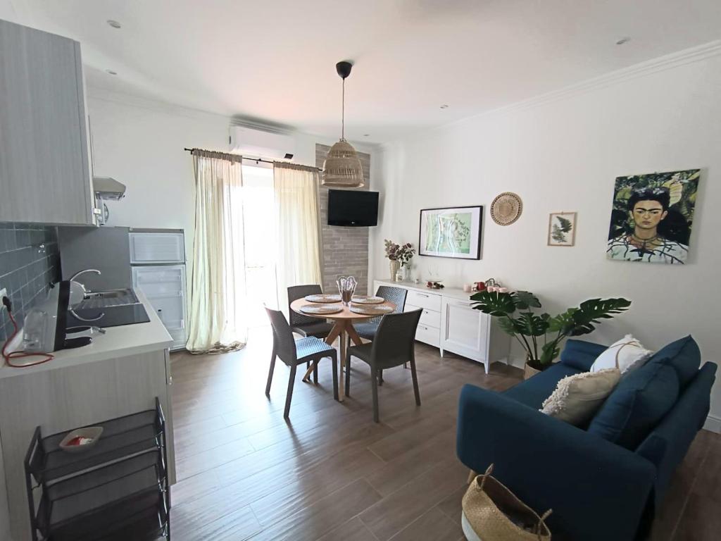 Kuchnia lub aneks kuchenny w obiekcie Casa Rosamari - su Lago di Posta Fibreno, Appartamento con camino
