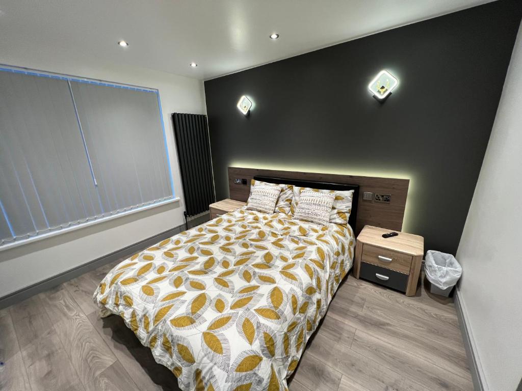 sypialnia z dużym łóżkiem i dużym oknem w obiekcie Pembrokeshire Holiday Accommodation w mieście Pembrokeshire