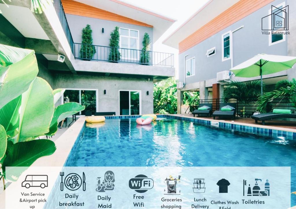 une piscine en face d'un bâtiment dans l'établissement Villa Rajapruek Entire 3 villa with pool near Airport and city center, à Chiang Mai