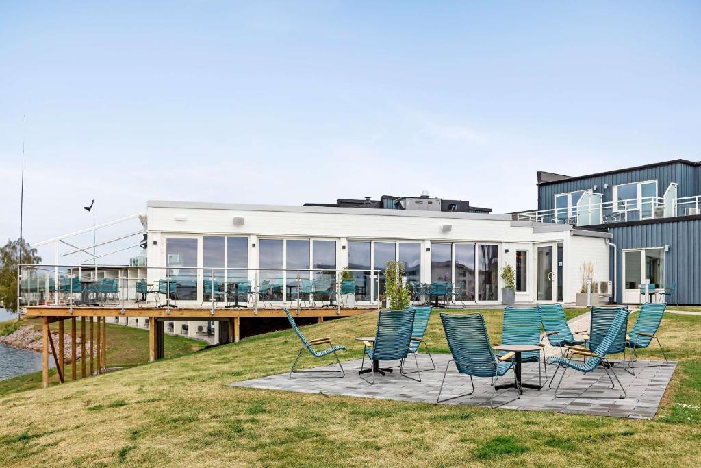 - un ensemble de chaises assises sur une terrasse à côté d'une maison dans l'établissement Best Western Hotel Corallen, à Oskarshamn