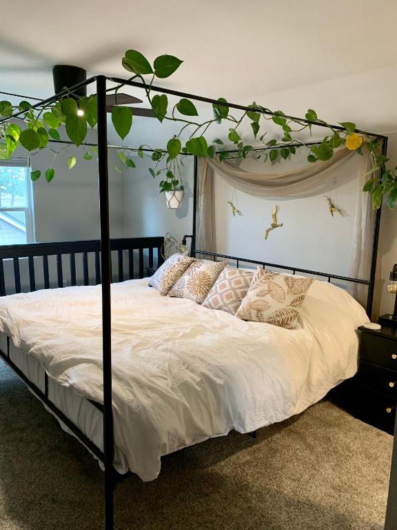 Ein Bett oder Betten in einem Zimmer der Unterkunft A Cozy Place to Land