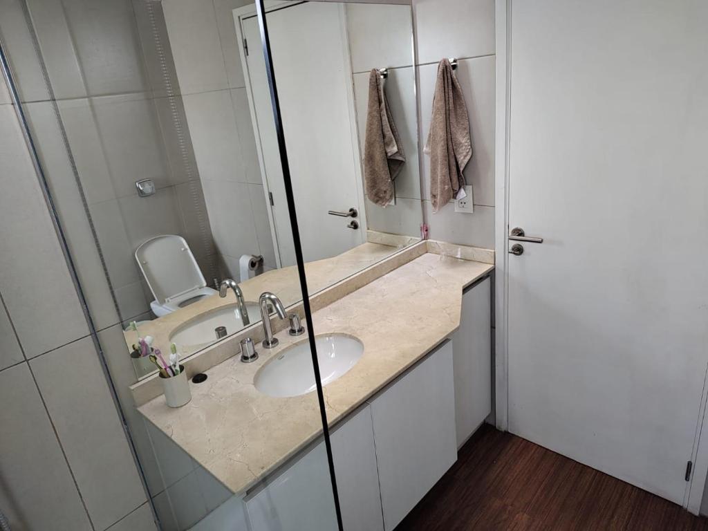 een badkamer met een wastafel en een spiegel bij Casa Diego in Mendoza
