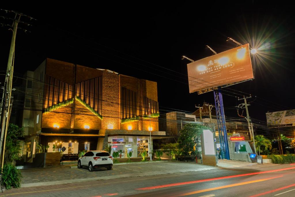 un edificio con un coche aparcado frente a una calle en Berry Biz Hotel Sunset Road, en Seminyak