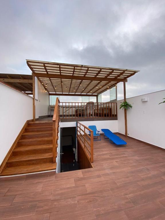 a large room with stairs and a wooden ceiling at TRIPLEX en San Bartolo Las Olas Reservas in San Bartolo