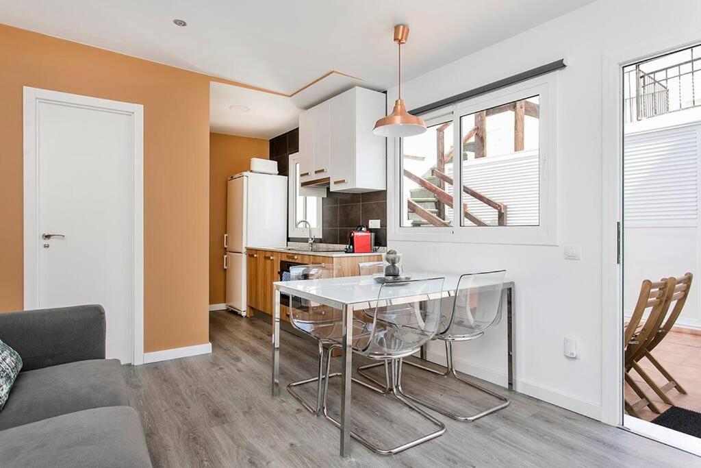 uma cozinha e sala de estar com mesa e cadeiras em Cozy&new With Terrace em L'Hospitalet de Llobregat