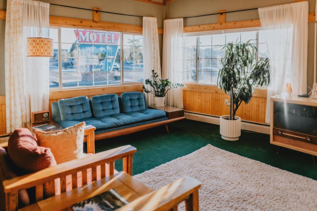 Posezení v ubytování Sapphire Motel Midtown Bozeman