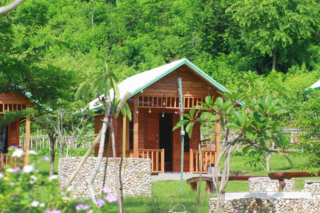 Zahrada ubytování Beach Camp Lombok