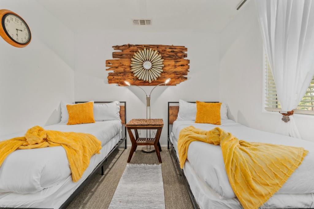 Postel nebo postele na pokoji v ubytování Casa Luisa Joshua Tree