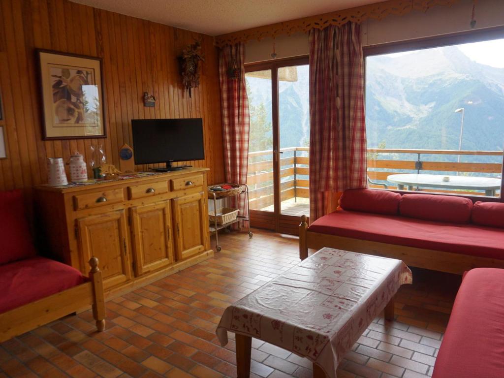 un salon avec un canapé et une télévision dans l'établissement Appartement 3 pièces, 6 pers, animaux acceptés, Orcières Merlette - FR-1-636-221, à Orcières