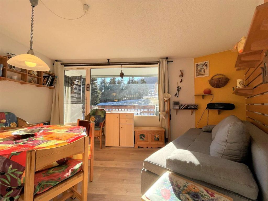 ein Wohnzimmer mit einem Sofa und einem Tisch in der Unterkunft Appartement La Salle-les-Alpes, 2 pièces, 5 personnes - FR-1-330F-212 in La Salle Les Alpes