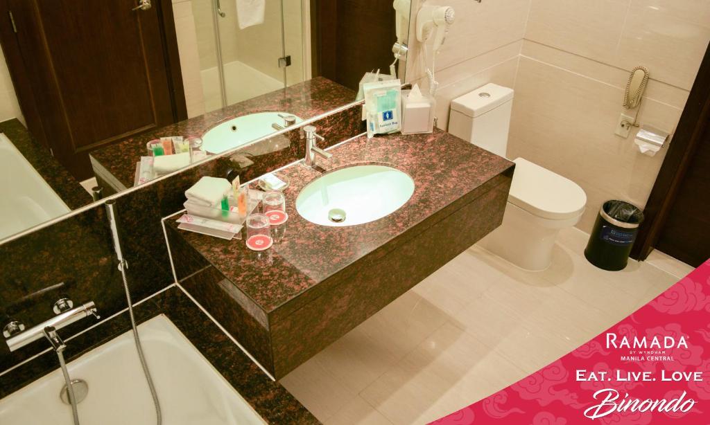 Koupelna v ubytování Ramada by Wyndham Manila Central