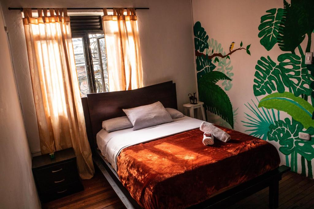 聖羅莎德卡瓦爾的住宿－Kimaná Hostal，一间卧室配有一张铺有木地板的床。