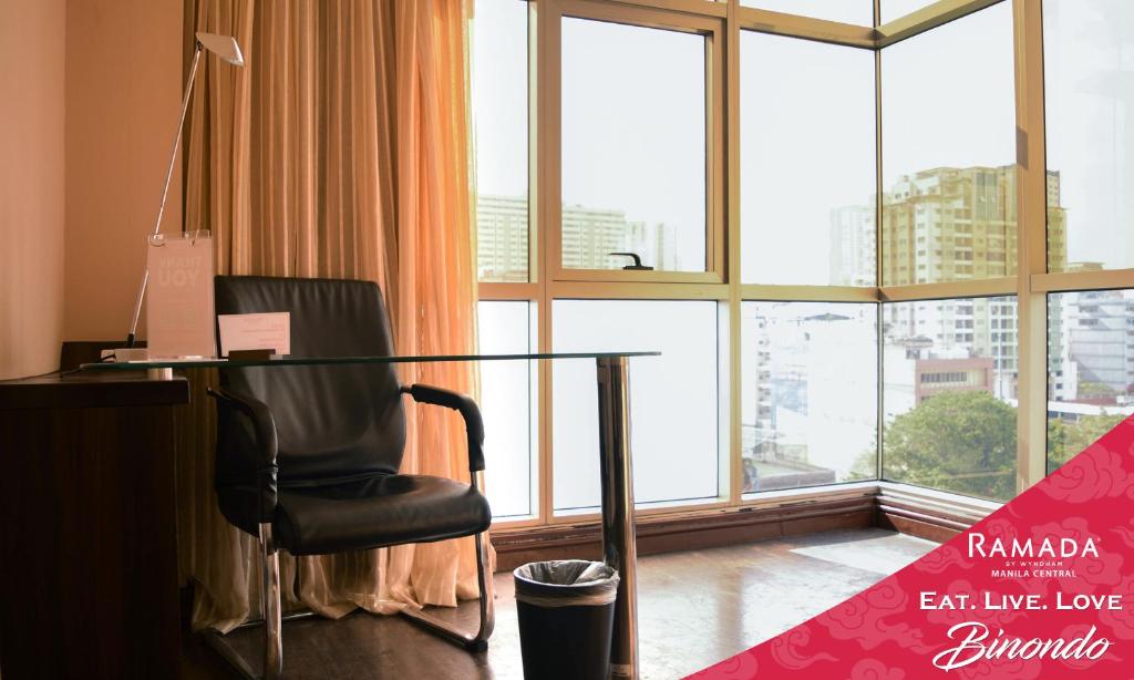 Posezení v ubytování Ramada by Wyndham Manila Central