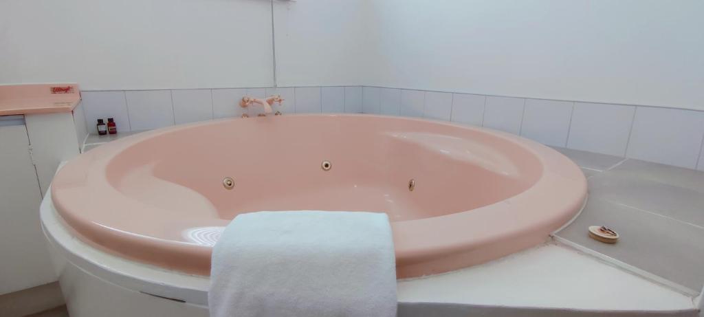 Spacious Home with Awesome Lake Views - Resim 33