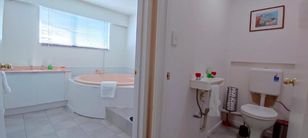 Spacious Home with Awesome Lake Views - Resim 34