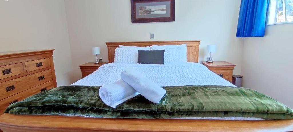 Spacious Home with Awesome Lake Views - Resim 25