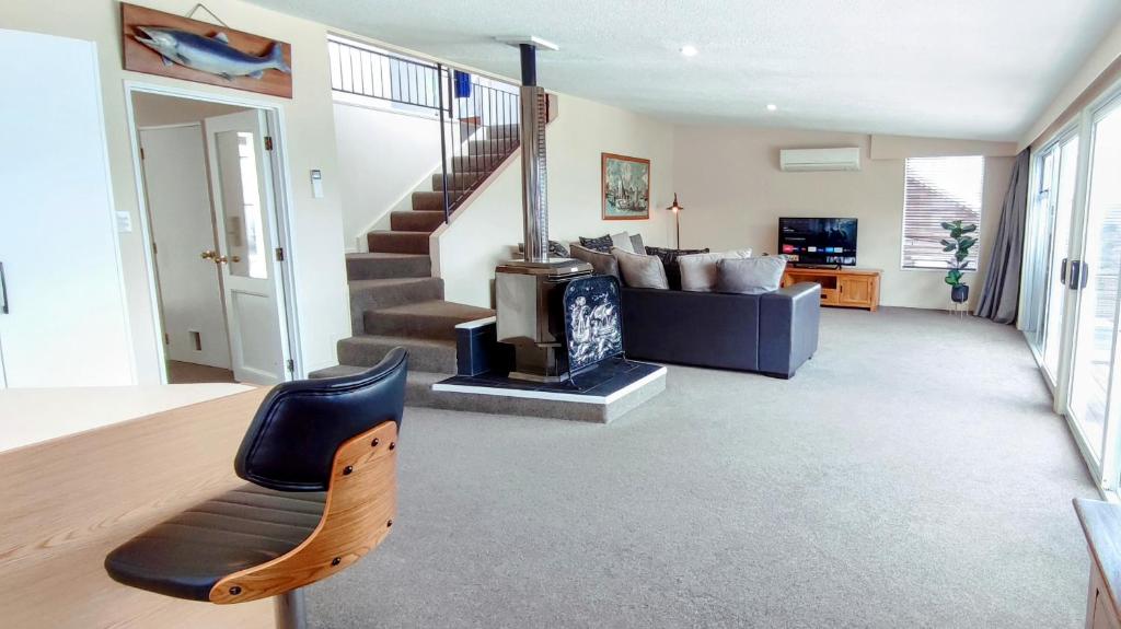 Spacious Home with Awesome Lake Views - Resim 17