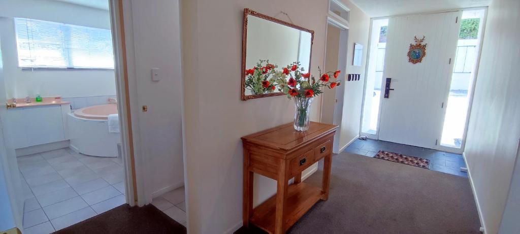 Spacious Home with Awesome Lake Views - Resim 36