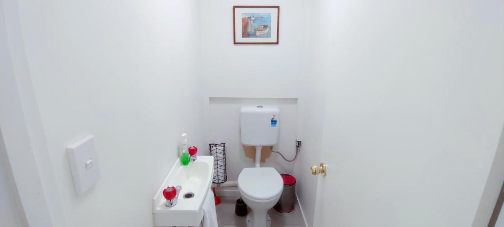 Spacious Home with Awesome Lake Views - Resim 35