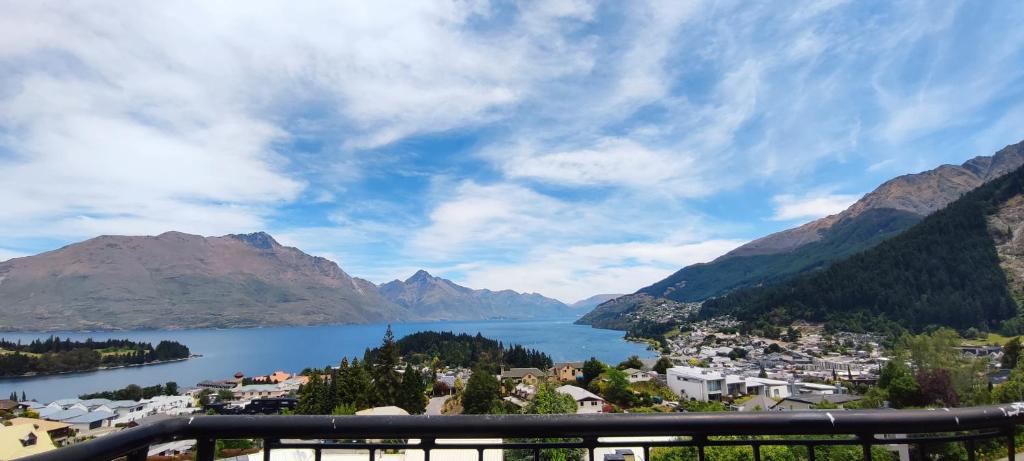 Spacious Home with Awesome Lake Views - Resim 13