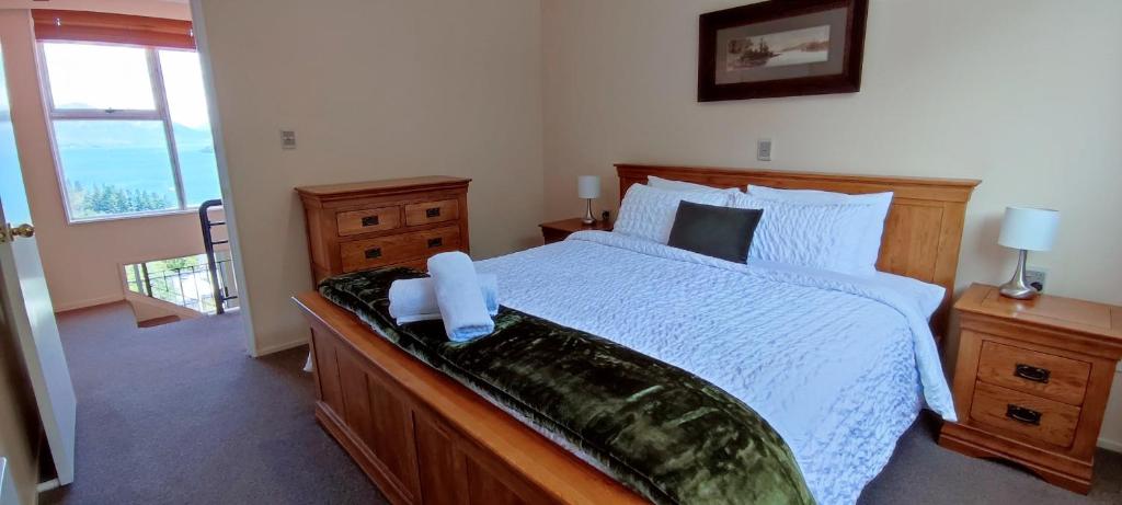 Spacious Home with Awesome Lake Views - Resim 26