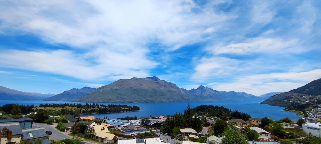 Spacious Home with Awesome Lake Views - Resim 41