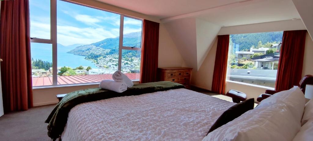 Spacious Home with Awesome Lake Views - Resim 20