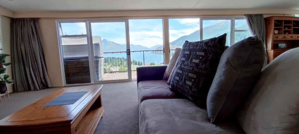Spacious Home with Awesome Lake Views - Resim 8