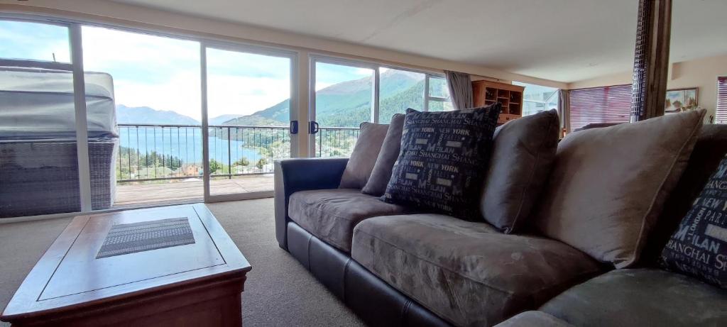 Spacious Home with Awesome Lake Views - Resim 9