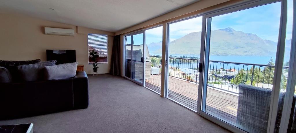 Spacious Home with Awesome Lake Views - Resim 11