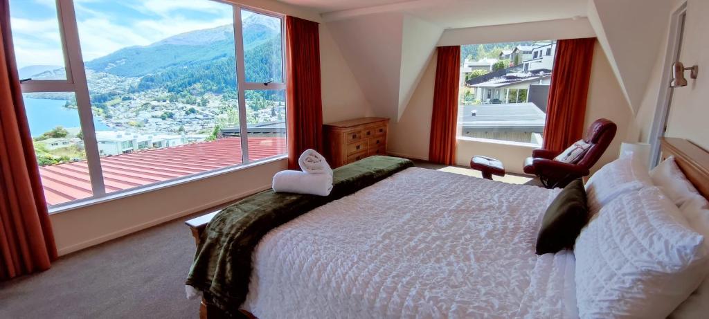 Spacious Home with Awesome Lake Views - Resim 19