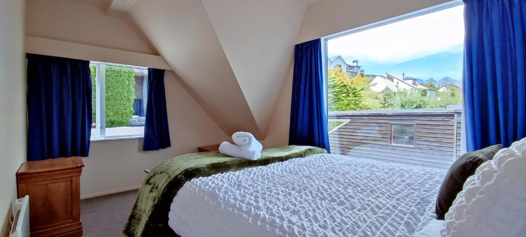 Spacious Home with Awesome Lake Views - Resim 28