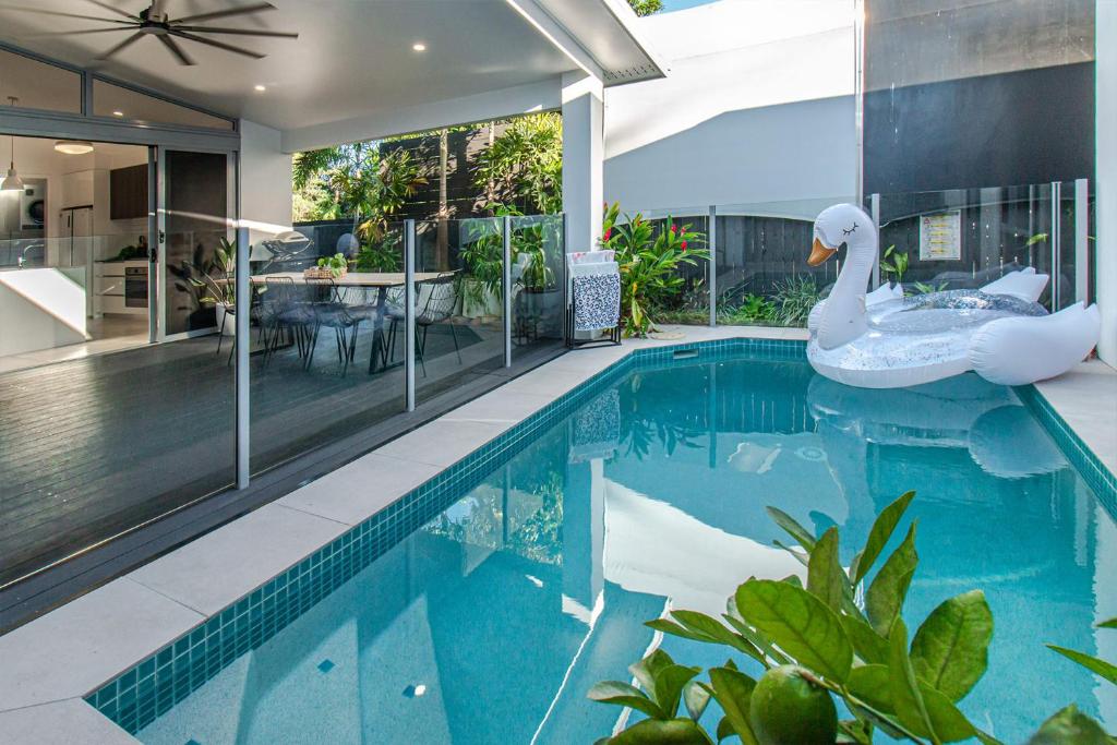 una piscina con un cisne en una casa en Pembroke House - Inner city luxury en Cairns