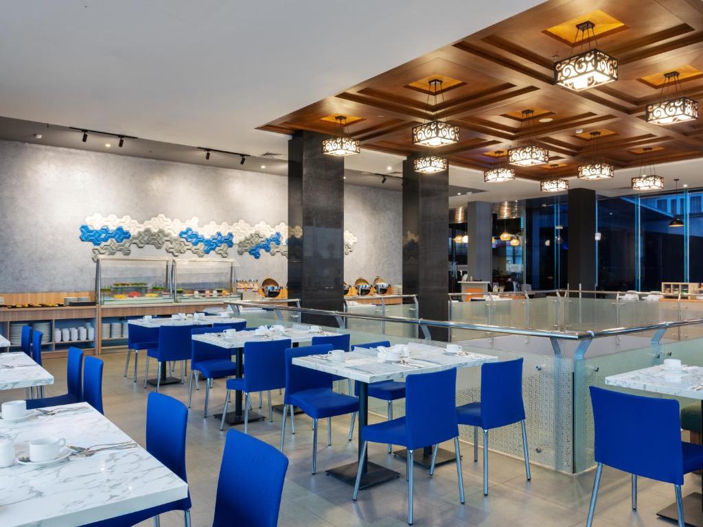 Restaurace v ubytování Aston Inn Cilacap