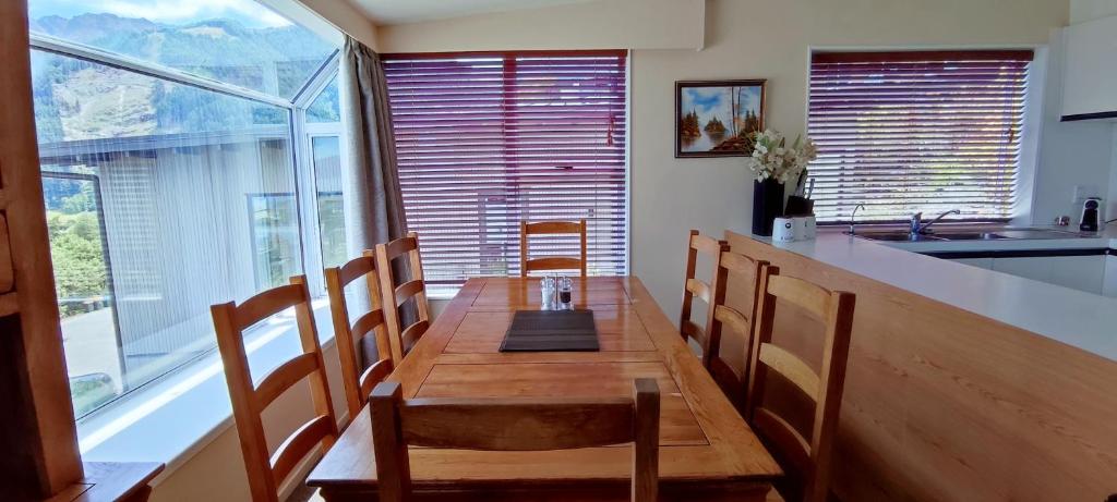 Spacious Home with Awesome Lake Views - Resim 14