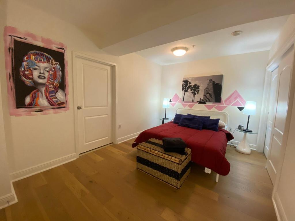 een slaapkamer met een bed met een rode deken bij Miami Downtown 5 people Apartment - 5 minutes to Bayfront Park in Miami