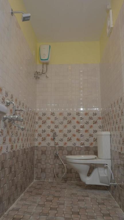 y baño con ducha, bañera y lavamanos. en Hills And Sea View, en Port Blair