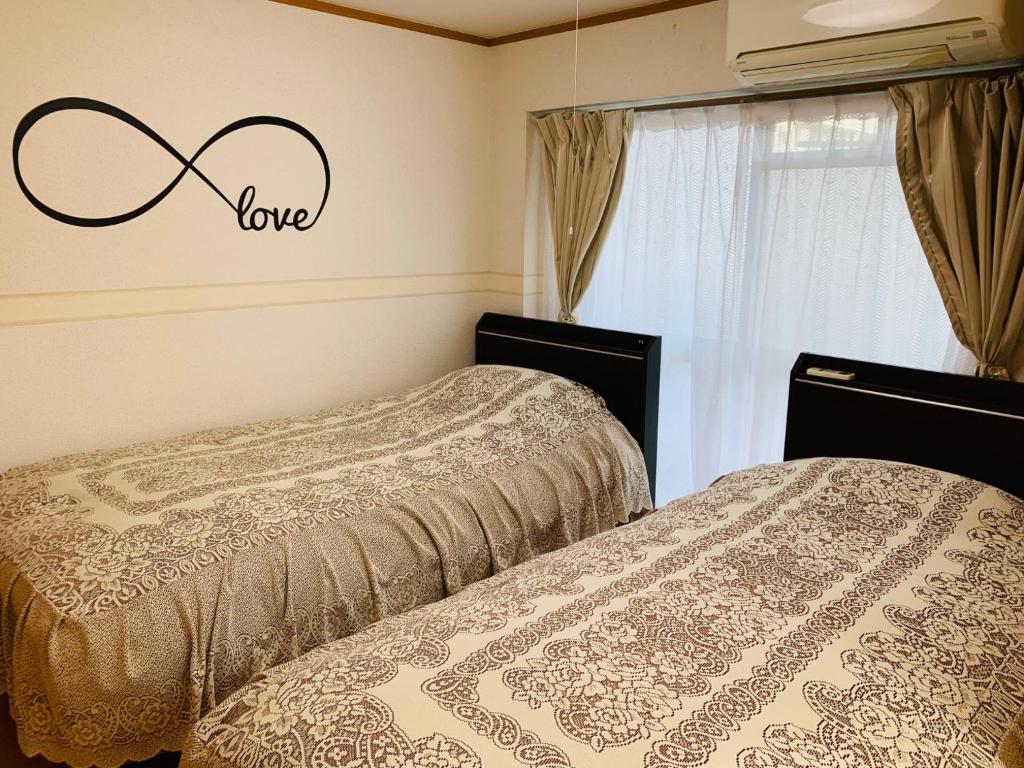 Un pat sau paturi într-o cameră la K&M Heights - Vacation STAY 32223v