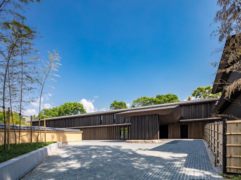 una vista exterior de un edificio con entrada en Fufu Nara en Nara