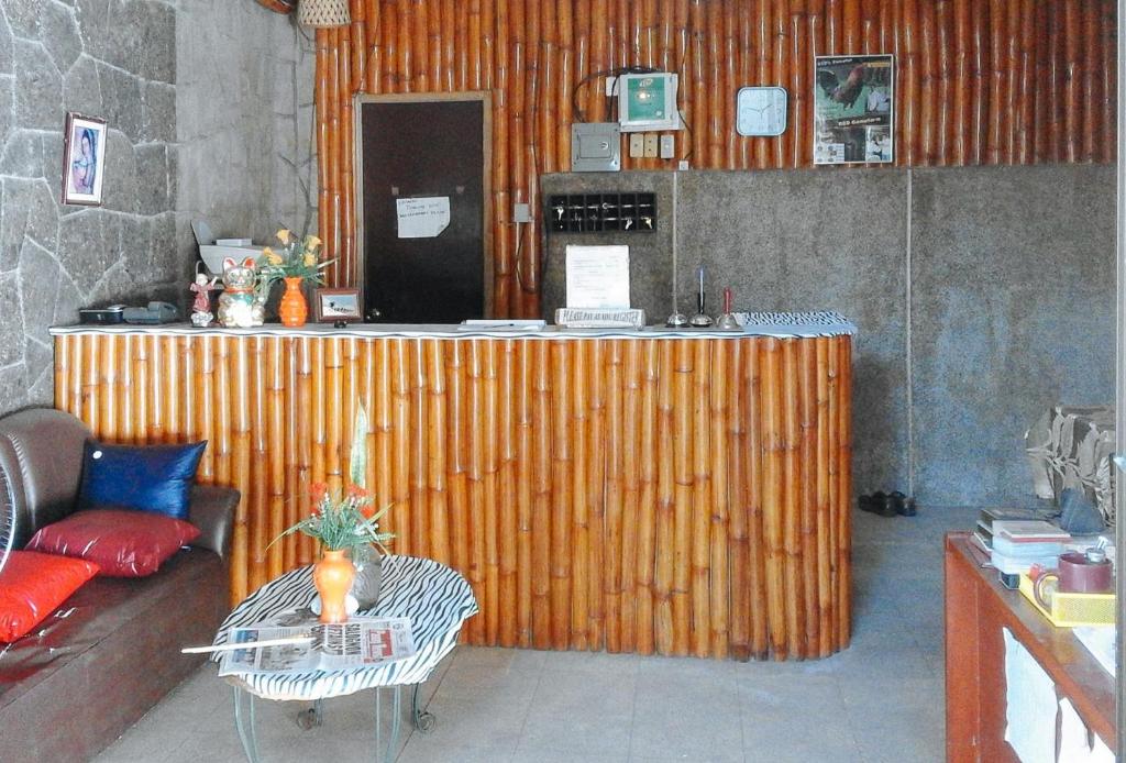 salon z drewnianym blatem i stołem w obiekcie RedDoorz @ Golden Travellers Inn Antique w mieście Hamtic