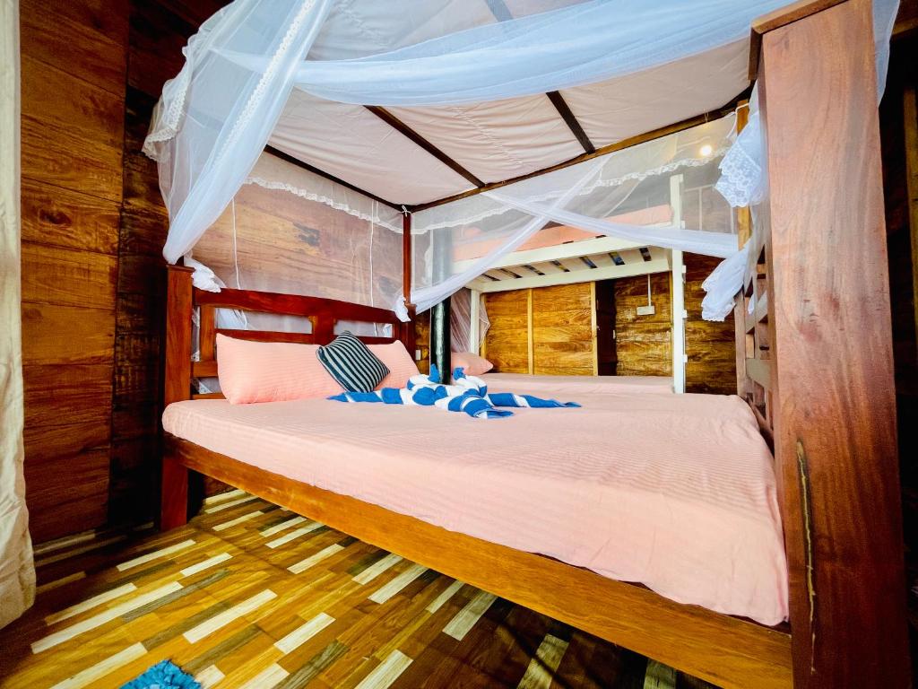 Postel nebo postele na pokoji v ubytování Miracles Beach