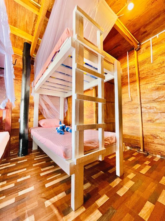 Postel nebo postele na pokoji v ubytování Miracles Beach